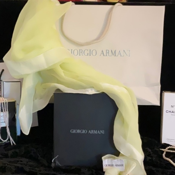 Black Label Giorgio Armani+ box/bag Gifted 2011 Silk 65%.Acetate 35%  Shawl. - Picture 1 of 12